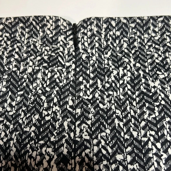 Express Womens Size 12 Black & White Abstract Print Back Zip Straight Skirt EUC - Picture 13 of 13